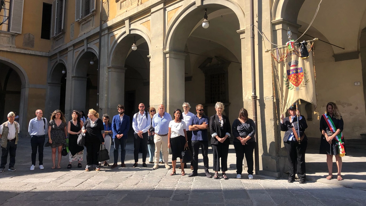 Il gonfalone in piazza del Comune