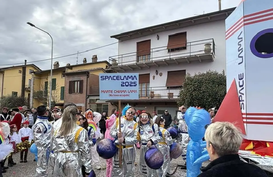 Carnevale, nelle piazze impazza la festa