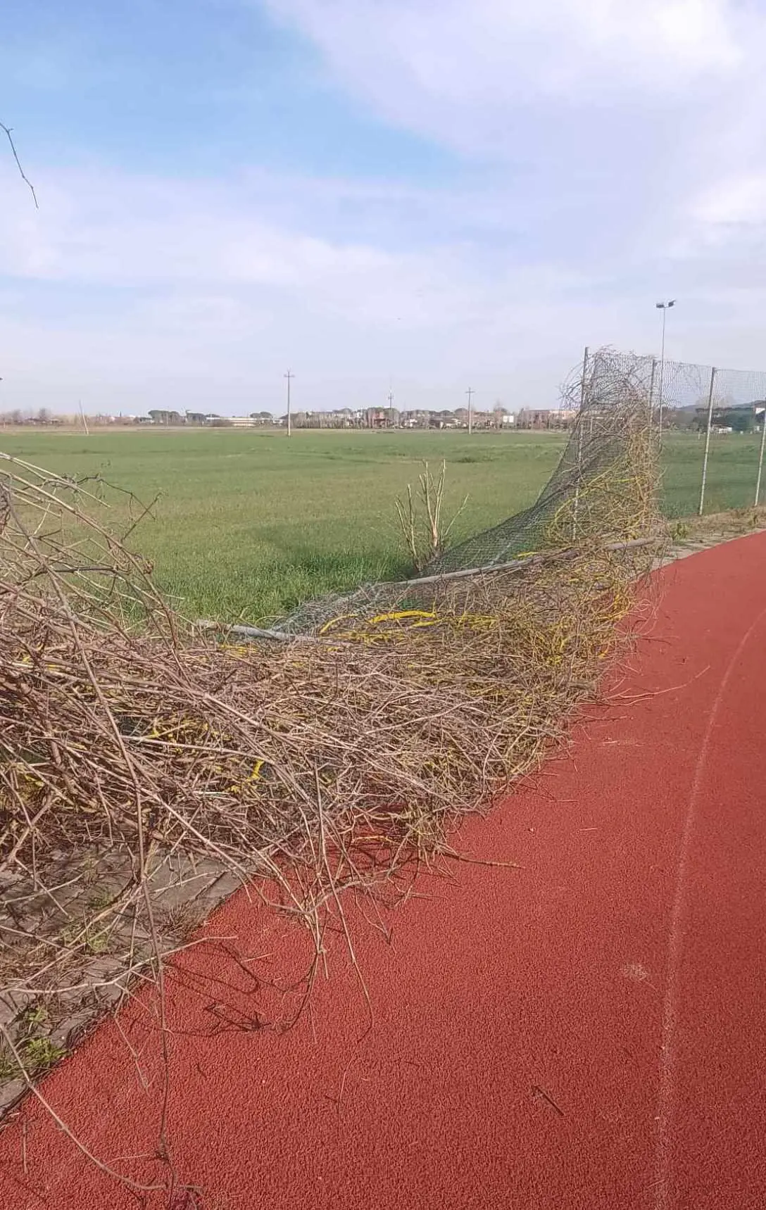 "Campi sportivi nel degrado". Al Di Lupo recinzione abbattuta. E l’assessore segna il campo