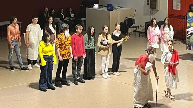 Un’immagine di archivio di un’attività teatrale degli studenti del liceo Parentucelli