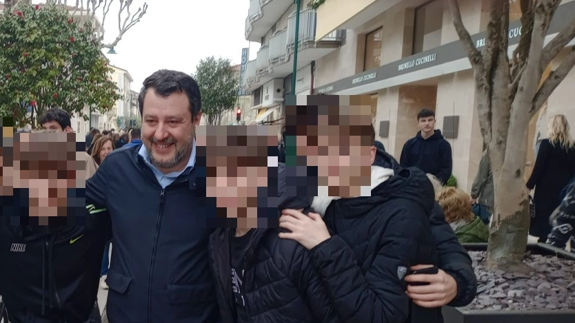 Salvini in posa per una foto a Forte dei Marmi