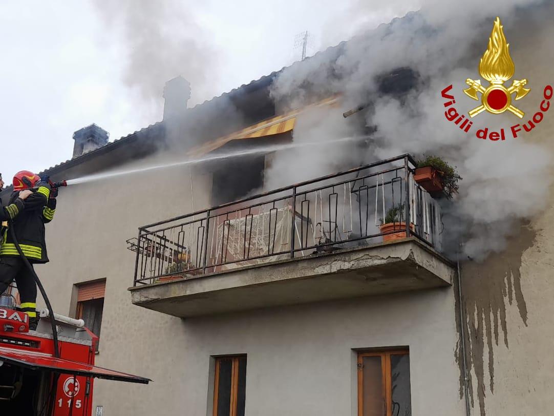 Gravissimi danni all’appartamento: l’incendio parte dalla cucina