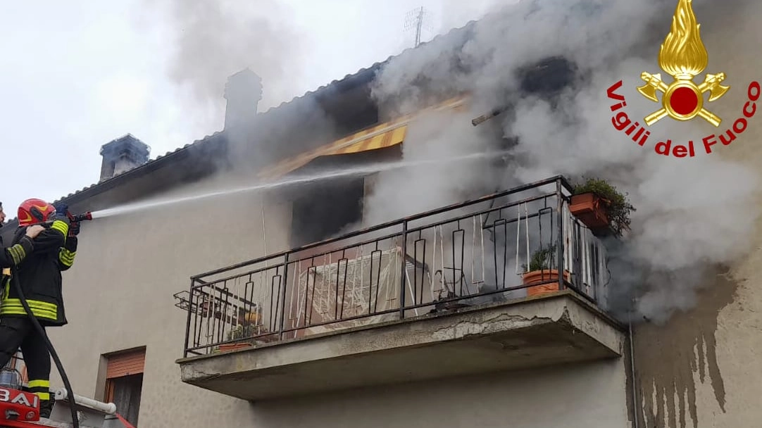 Un momento delle operazioni di spegnimento dell'incendio accaduto a Orvieto. Gravi danni per l'immobile