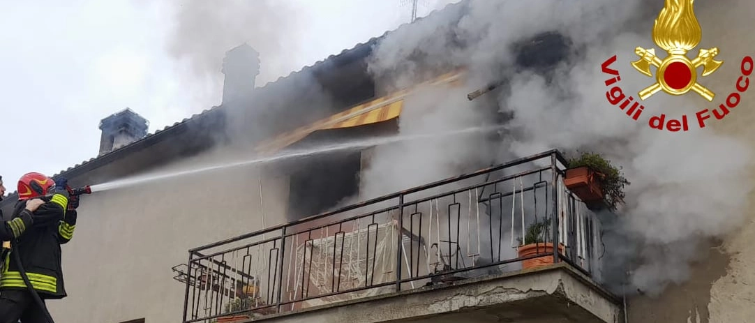 Gravissimi danni all’appartamento: l’incendio parte dalla cucina