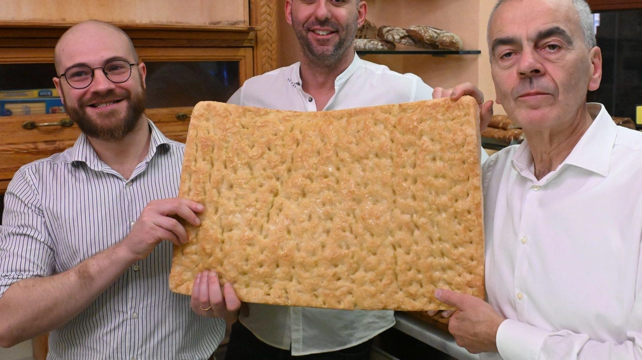 La schiacciata bella unta del Forno Giusti (foto Alcide)