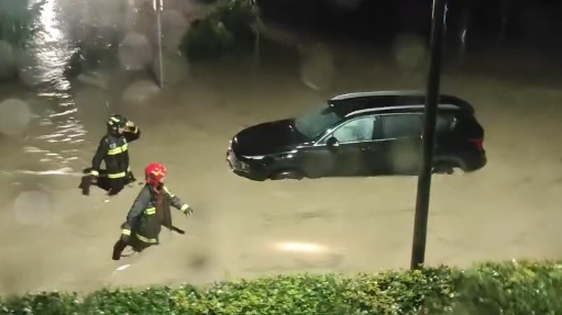 L'auto travolta dall'acqua alle Badie