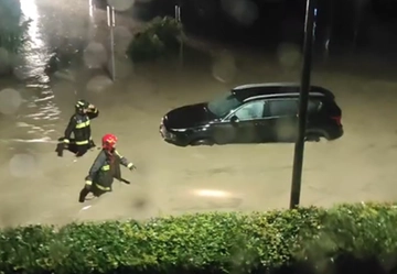 Rimangono bloccati in auto nella strada diventata un fiume, salvati