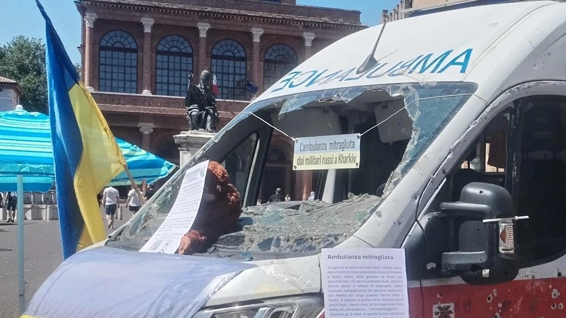 Ambulanza ucraina crivellata di colpi. Per due giorni in piazza delle Carceri