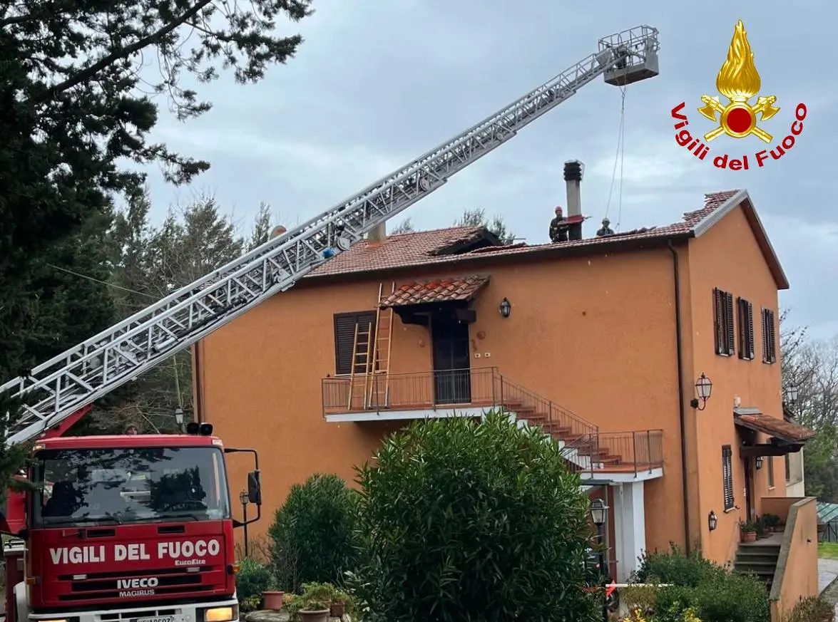 Tetto in fiamme, tre appartamenti inagibili a Castellina Marittima