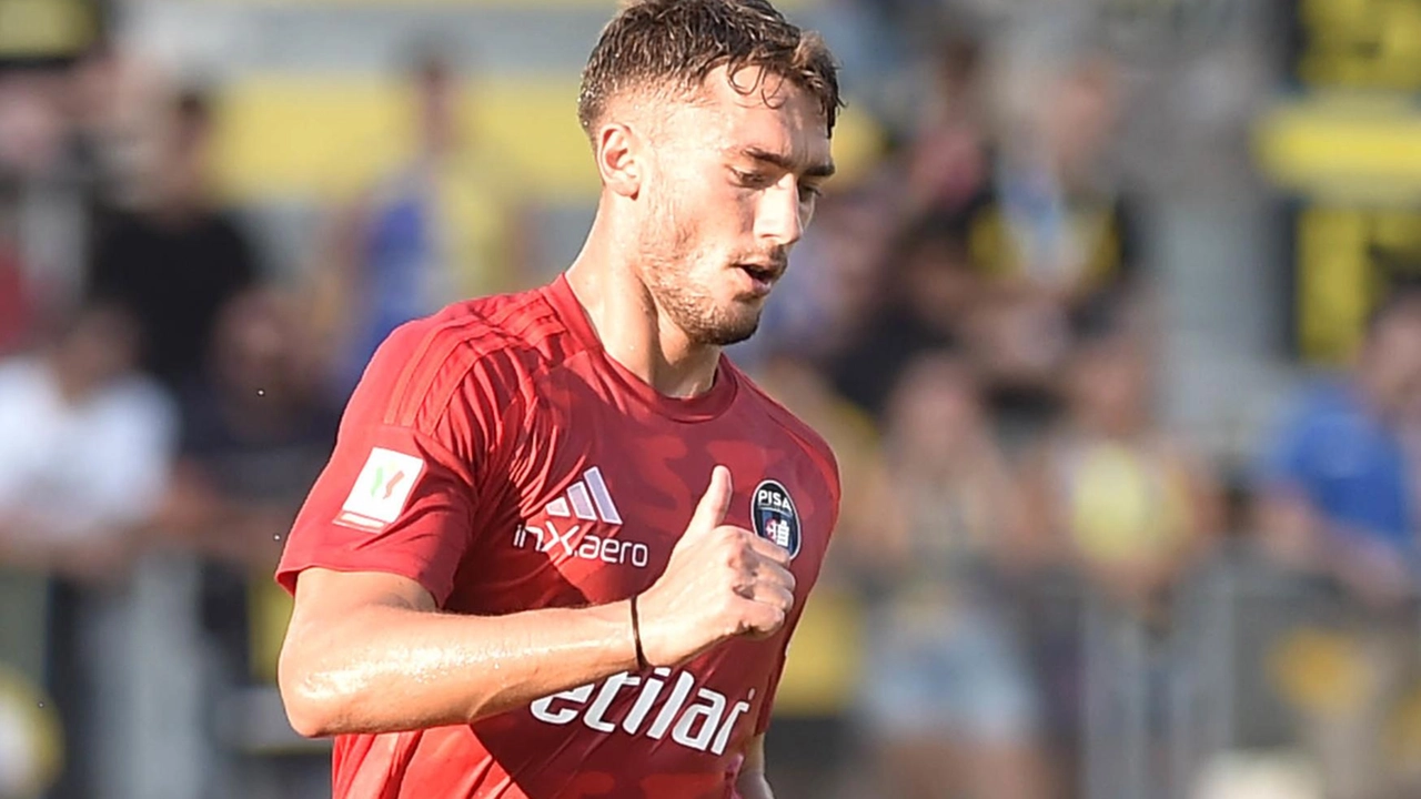 Simone Canestrelli in campo con la maglia del Pisa (. foto Alive