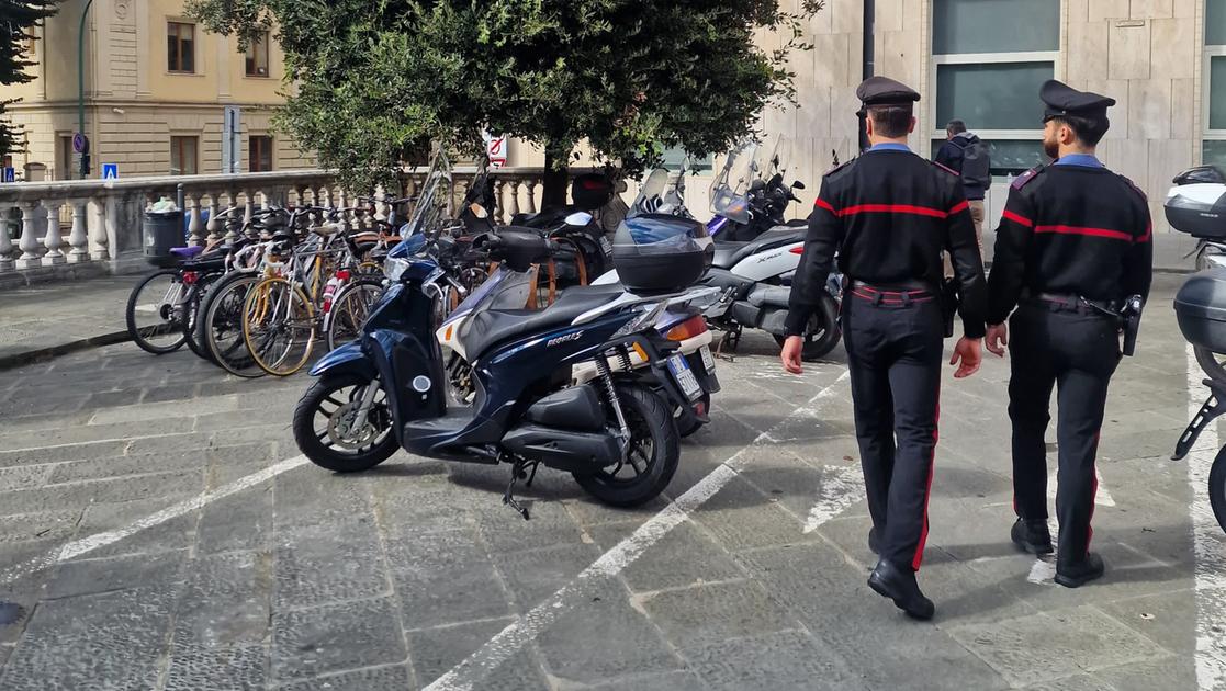 Furti a raffica in centro, ladro di bici elettriche arrestato grazie a un commerciante