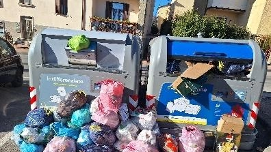 A Piancastagnaio la situazione immondizia sta diventando incandescente. Intanto i vigili urbani metteranno foto-trappole nei punti più critici.