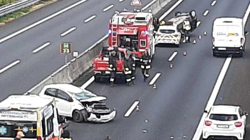 L’auto semidistrutta in autostrada: sul posto vigili del fuoco e soccorittori