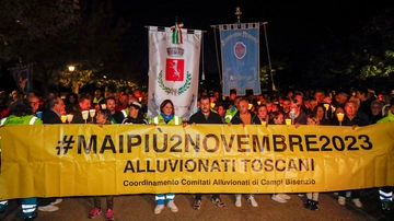 A un anno dall’alluvione, la Toscana non dimentica: fiaccolate, cortei e cerimonie. “L’emergenza non è terminata”