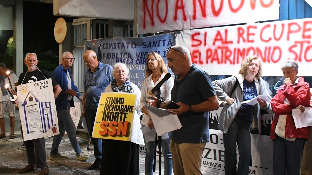 I comitati si sono dati appuntamento lunedì sera per manifestare contro le decisioni dell’Asl di nuove cementificazioni (Foto Letizia Delia)