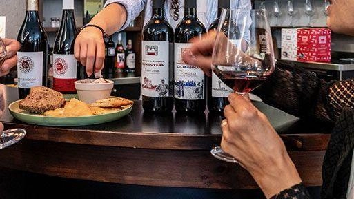 L'evento "Merenda in vendemmia" organizzato dalla cantina "I vini di Maremma" durante "Cantine Aperte" offre degustazioni di prodotti locali e vini, visite guidate e sostiene il turismo enogastronomico. Aperto a famiglie, turisti e appassionati, si svolgerà il 18 e 25 settembre a Marina di Grosseto. Per prenotazioni: eventi@ivinidimaremma.it.