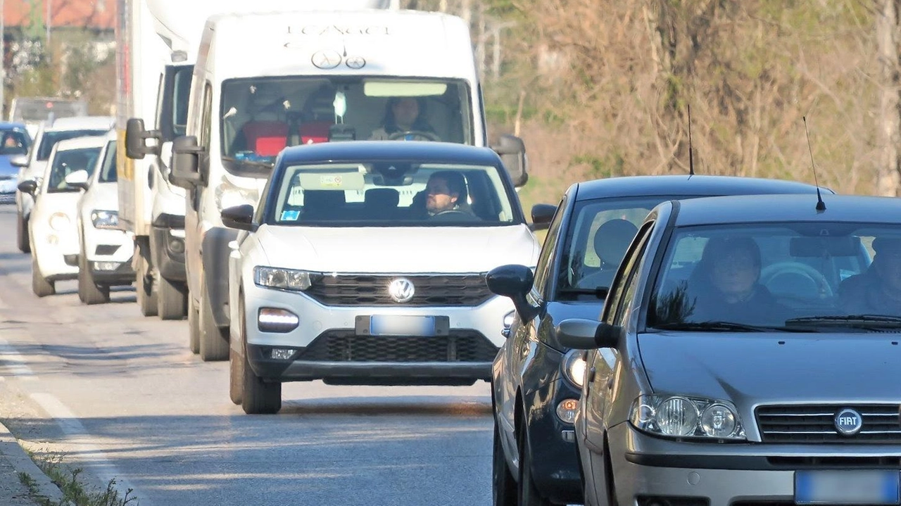 Auto e mezzi pesanti in colonna: una scena purtoppo quotidiana a Lucca e in Lucchesia (foto archivio)