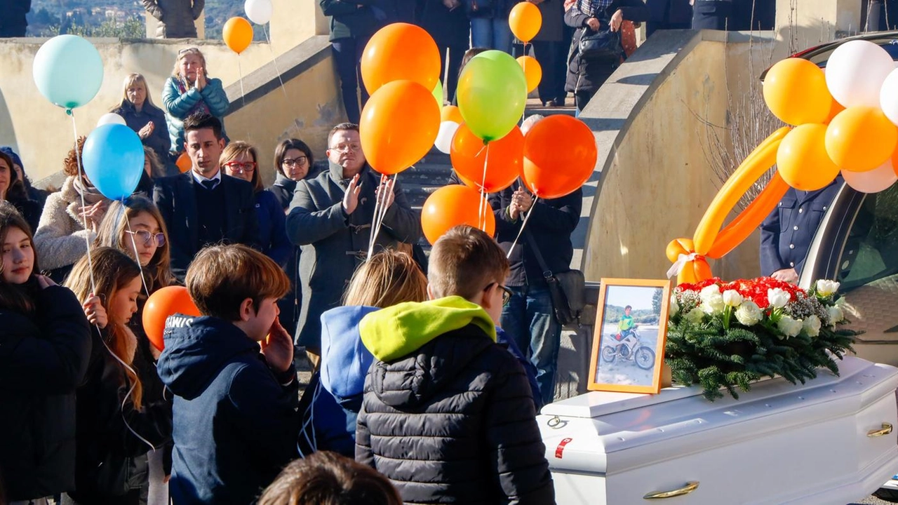 A Poggio a Caiano i funerali della giovane vittima di San Felice a Ema. Il messaggio della mamma: "Orgogliosa di te". Tanti compagni presenti.