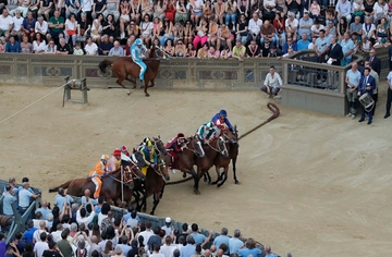 Palio, il Nicchio vince la prima prova. Al canape sei cavalli esordienti e due fantini al debutto