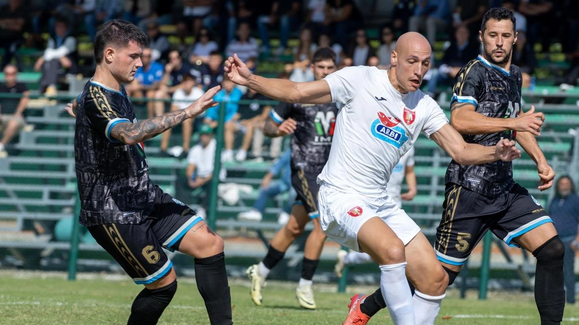 In maglia bianca l’attaccante dell’Intercomunale Monsummano Andrea Guarisa