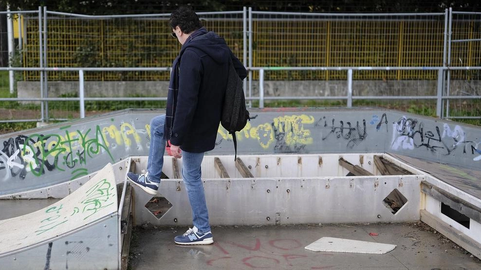 L’area a uso pubblico sul ’tetto’ della struttura sempre più zona franca per spaccio e vandalismi. Ma c’è chi viene tratto in ingnno dai cartelli stradali e tenta di entrare alla ricerca di uno stallo. .