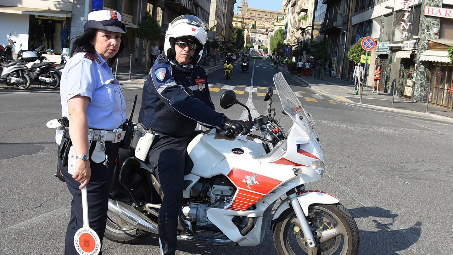 Vigili urbani a Prato. La chiusura dell'incrocio porterà a una decina di giorni di deviazioni