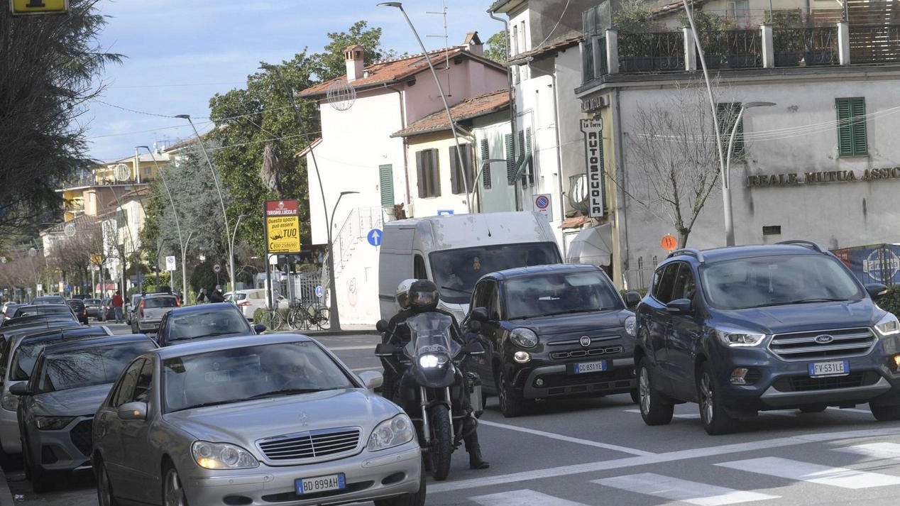 Il traffico in via Catalani a Sant’Anna (foto Alcide)