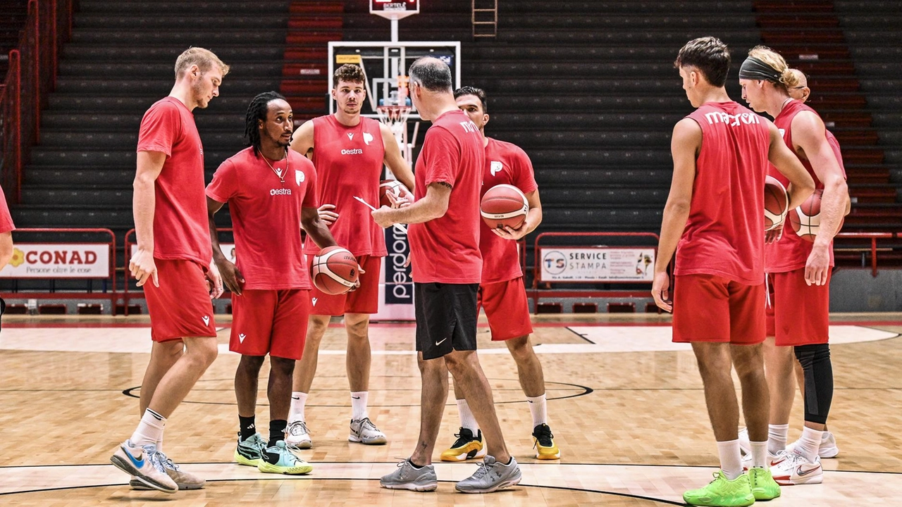 La squadra intanto ha ripreso ad allenarsi sul nuovo parquet del PalaCarrara