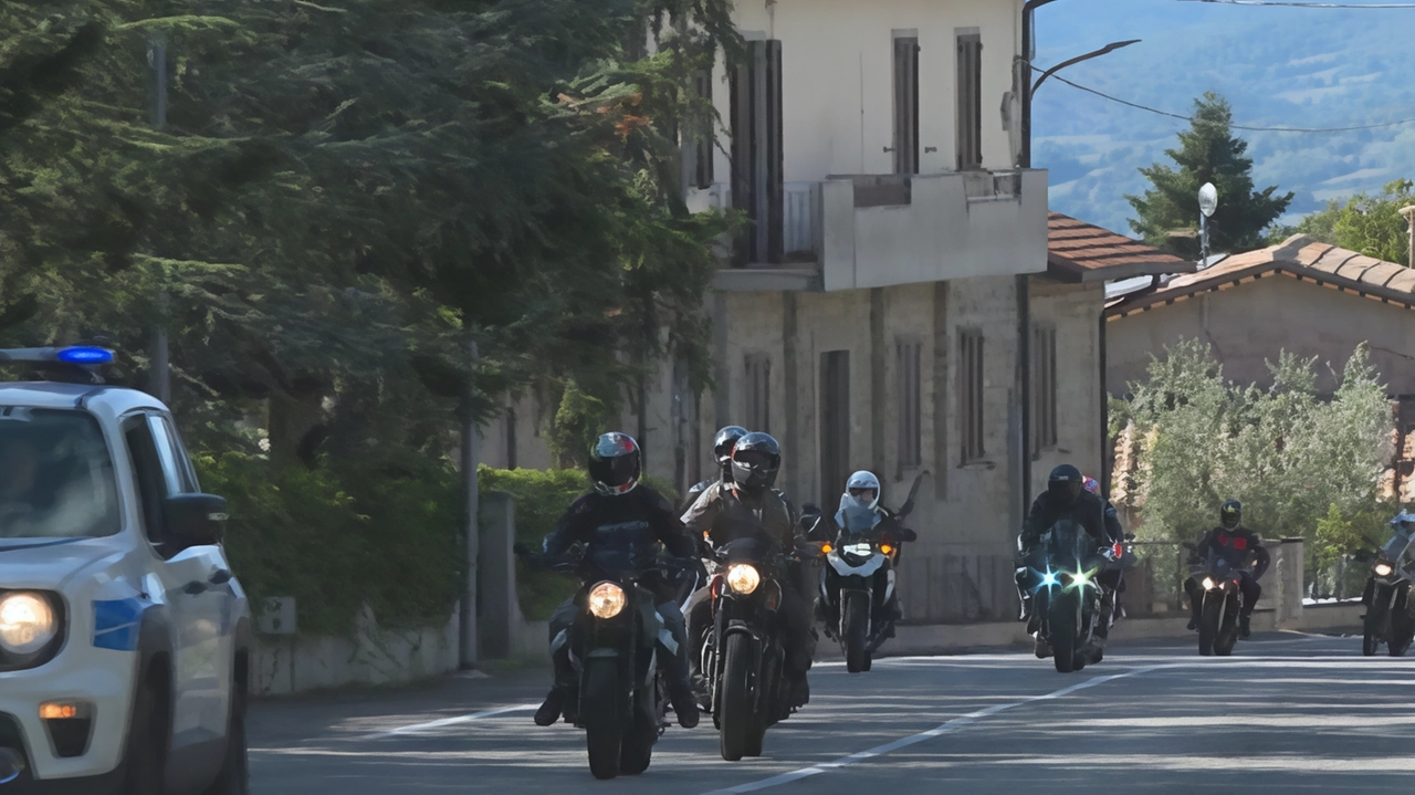 A Città di Castello, decima edizione di "Apecchiese tranquilla - SR257 Revisited" promuove sicurezza stradale e solidarietà tra motociclisti. Partecipazione numerosa e messaggio chiaro per viaggiare in sicurezza sul suggestivo passo appenninico.