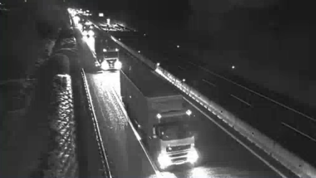 Il camion è andato in fiamme nel tratto dell'autostrada tra Arezzo e Monte San Savino (Foto webcam Autostrade per l'Italia)