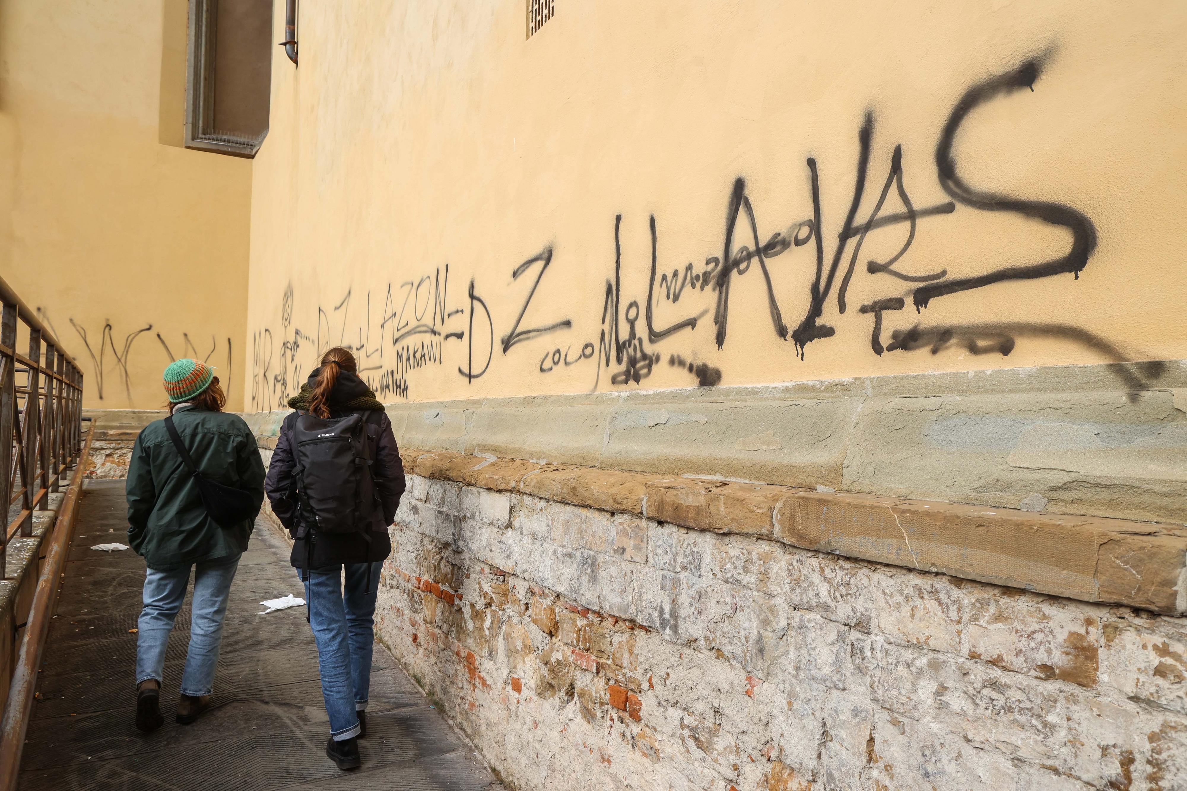 Basilica di Santo Spirito imbrattata con scritte e graffiti