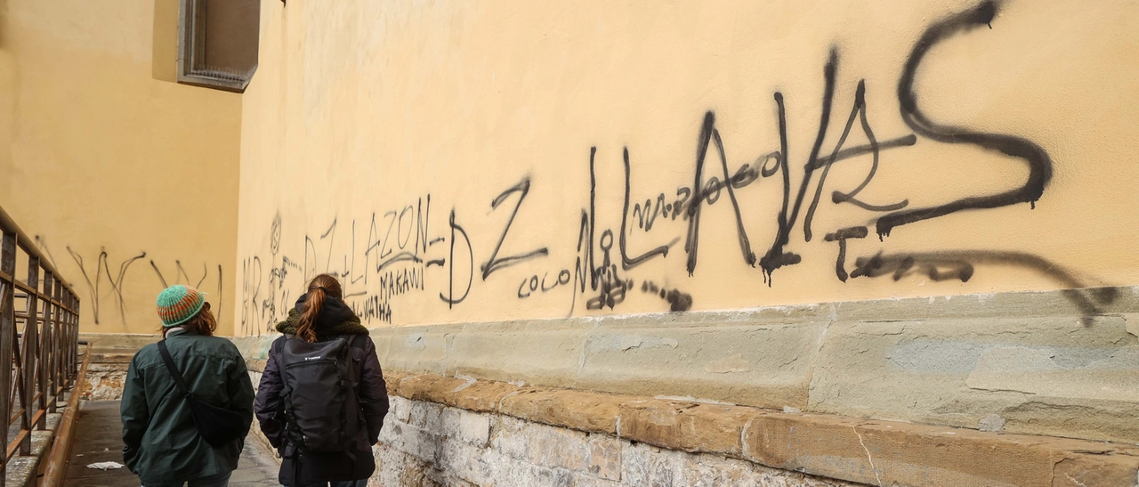 Basilica di Santo Spirito imbrattata con scritte e graffiti