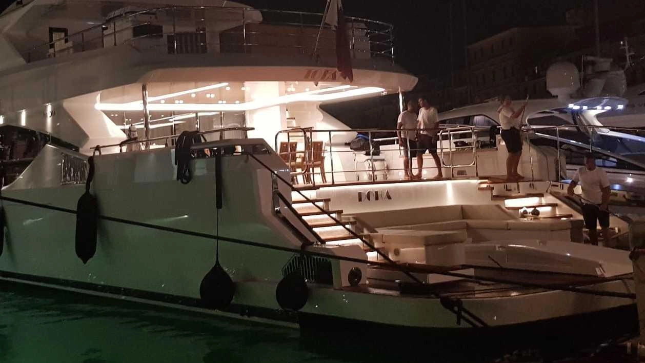 Ecco un bel diversivo mentre si spostano su e giù per il Mediterraneo a bordo dei loro lussuosissimi yacht. Vengono anche solo per farsi un giro lontano dai riflettori.