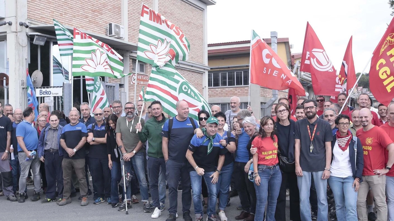 Un momento della manifestazione organizzata davanti allo stabilimento Beko