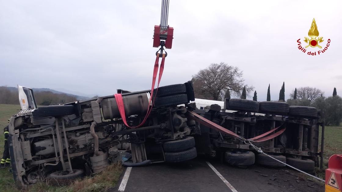 Camion carico di terra si ribalta, due feriti. Arriva l’elisoccorso