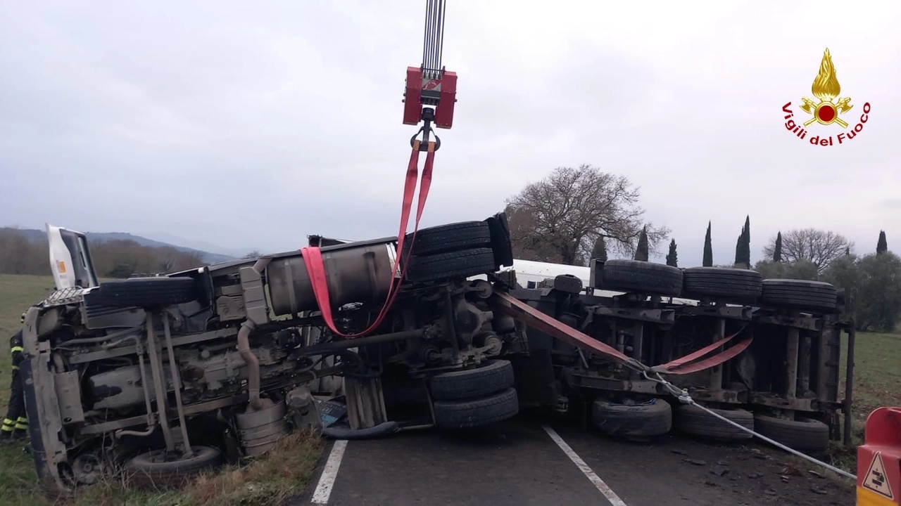 Il mezzo ribaltato viene recuperato dai vigili del fuoco di Grosseto