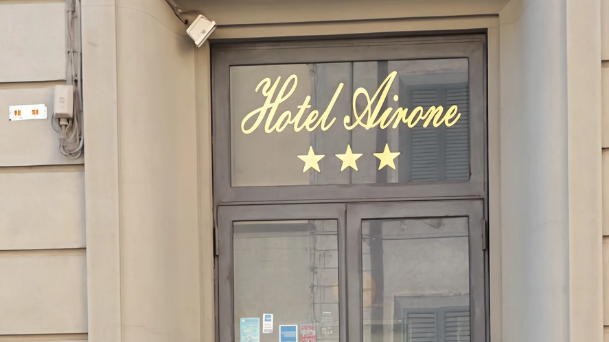 L'occupazione dell'ex Hotel Airone a Firenze diventa un caso politico, con polemiche tra partiti e richieste di sgombero. Situazione preoccupante per i cittadini.