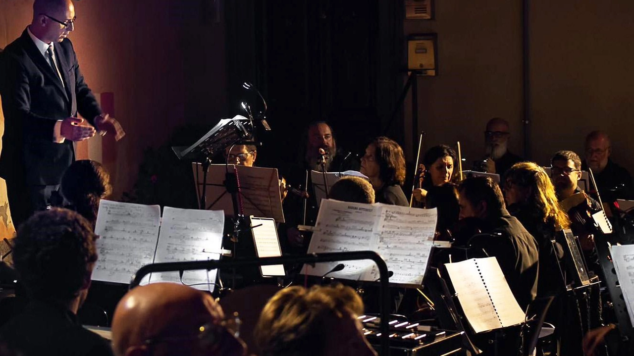 Il maestro Antonio Bellandi mentre dirige la Puccini Chamber Orchestra