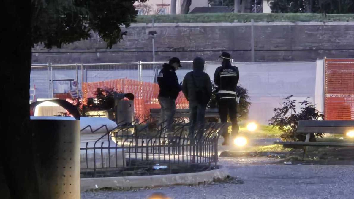 Abbiamo assistito ad un intervento della polizia, insieme alla Municipale, nella zona dello snodo ferroviario. Decine di persone e auto ispezionate e identificate, anche con l’impiego di un’unità cinofila.