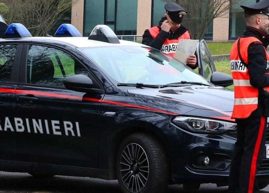 Rapina in gioielleria, minacce alla titolare. Ladri in fuga coi preziosi