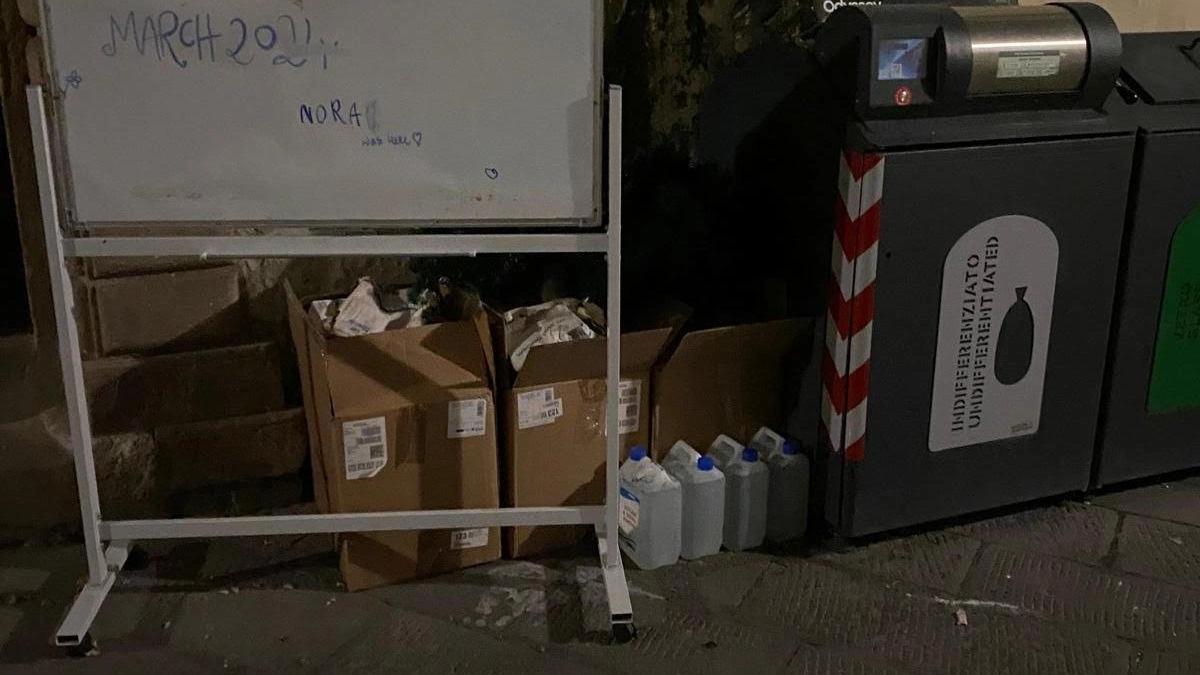 “Solventi abbandonati in via San Donnino. Aiutateci a trovare i responsabili del gesto“