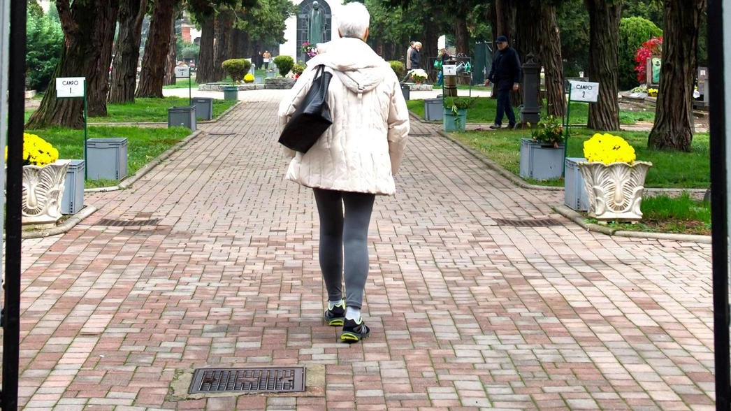 Furti ripetuti al cimitero di Altopascio: cittadini esasperati per il furto di oggetti di valore affettivo. Telecamere e custodi richiesti per proteggere la sacralità del luogo.