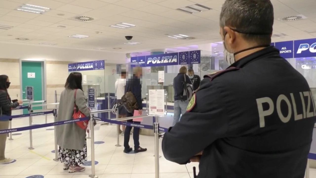 Controlli della Polizia di frontiera in aeroporto (Foto di repertorio)