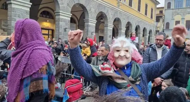 Con i vigili del fuoco dalla torre del Comune, in vespa e a Porta del Foro: arriva la Befana