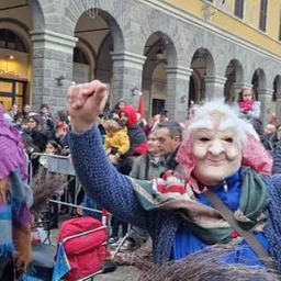 Con i vigili del fuoco dalla torre del Comune, in vespa e a Porta del Foro: arriva la Befana