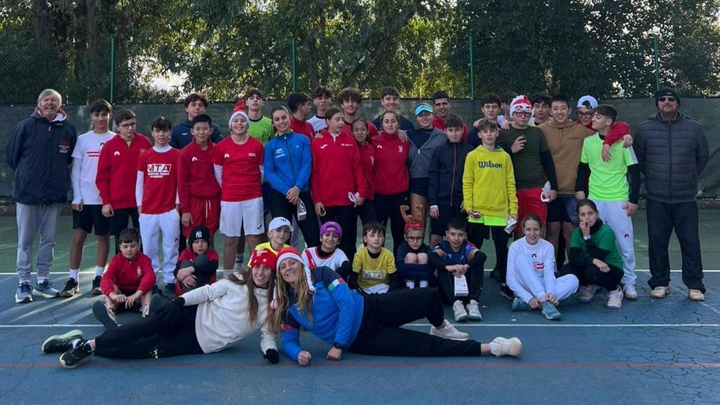 Foto di gruppo per il Circolo tennis di via Cimabue che ha ottenuto il primo posto. in Italia tra le Standard School