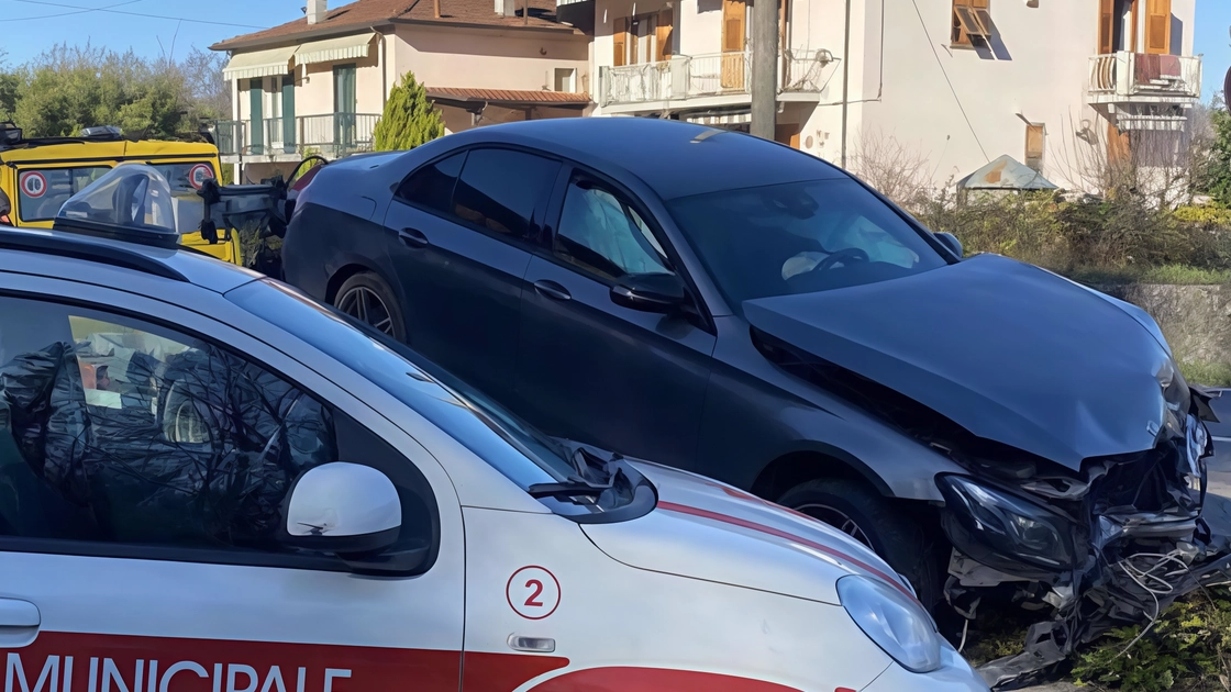 Il conducente della Mercedes è finito con l’auto frontalmente contro un muro, subendo vari traumi. E’ stato portato all’ospedale di Pontremoli