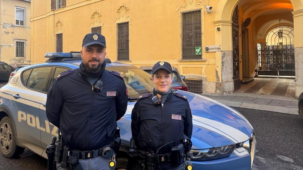 Lo salvano dall’infarto, poliziotta lucchese compie il “miracolo” insieme a un collega