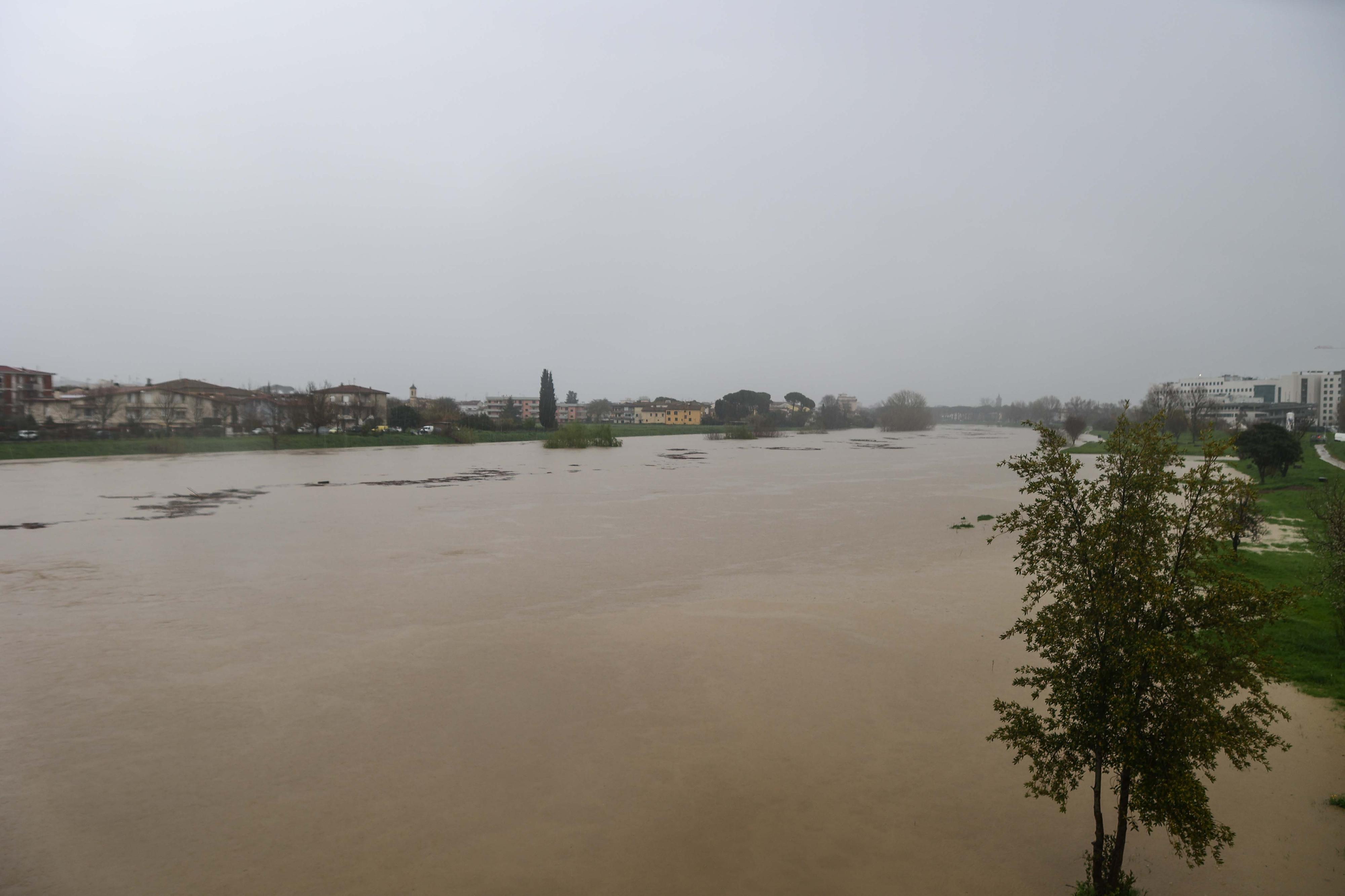 La piena dell’Arno a Empoli, superato il secondo livello di guardia. Chiusi negozi e impianti sportivi