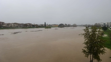 La piena dell’Arno a Empoli, strade allagate e ponti chiusi. Si teme per l’ospedale